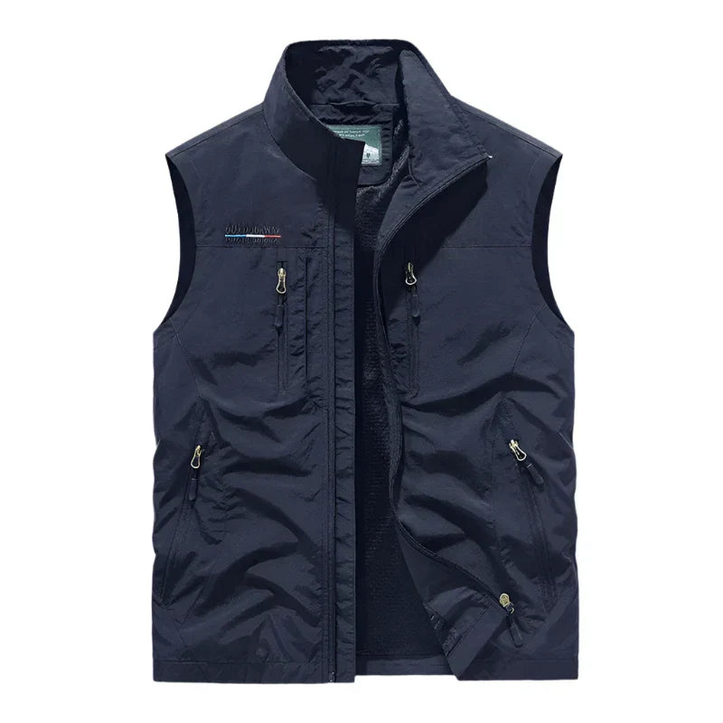 "Waterdichte heren bodywarmer met moderne pasvorm, multicolor ontwerp en functionele zakken voor buitenactiviteiten."