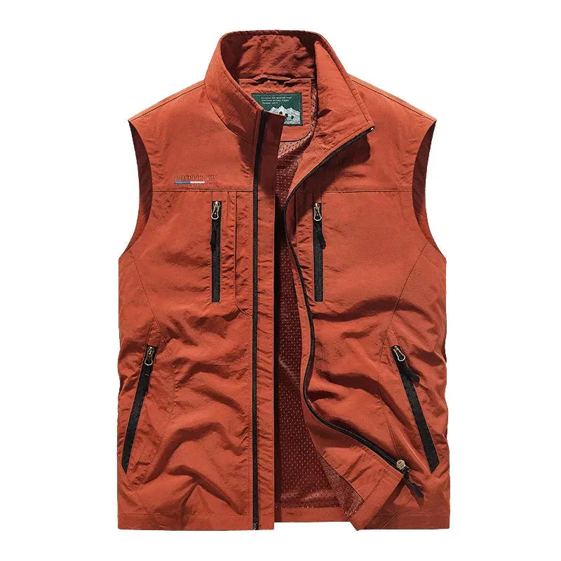 "Waterdichte heren bodywarmer met moderne pasvorm, multicolor ontwerp en functionele zakken voor buitenactiviteiten."