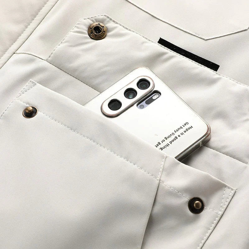 "Waterdichte tactische jas voor mannen, elegant ontwerp, ideaal voor avontuur en stijl, donkergrijs met meerdere zakken."