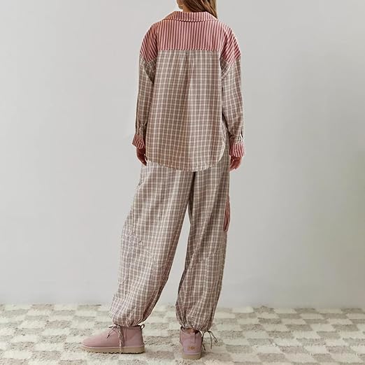 "Winterklaar dames pyjama set, vintage look, loszittend design, warme blauwe stof, comfortabel en stijlvol voor koude nachten
