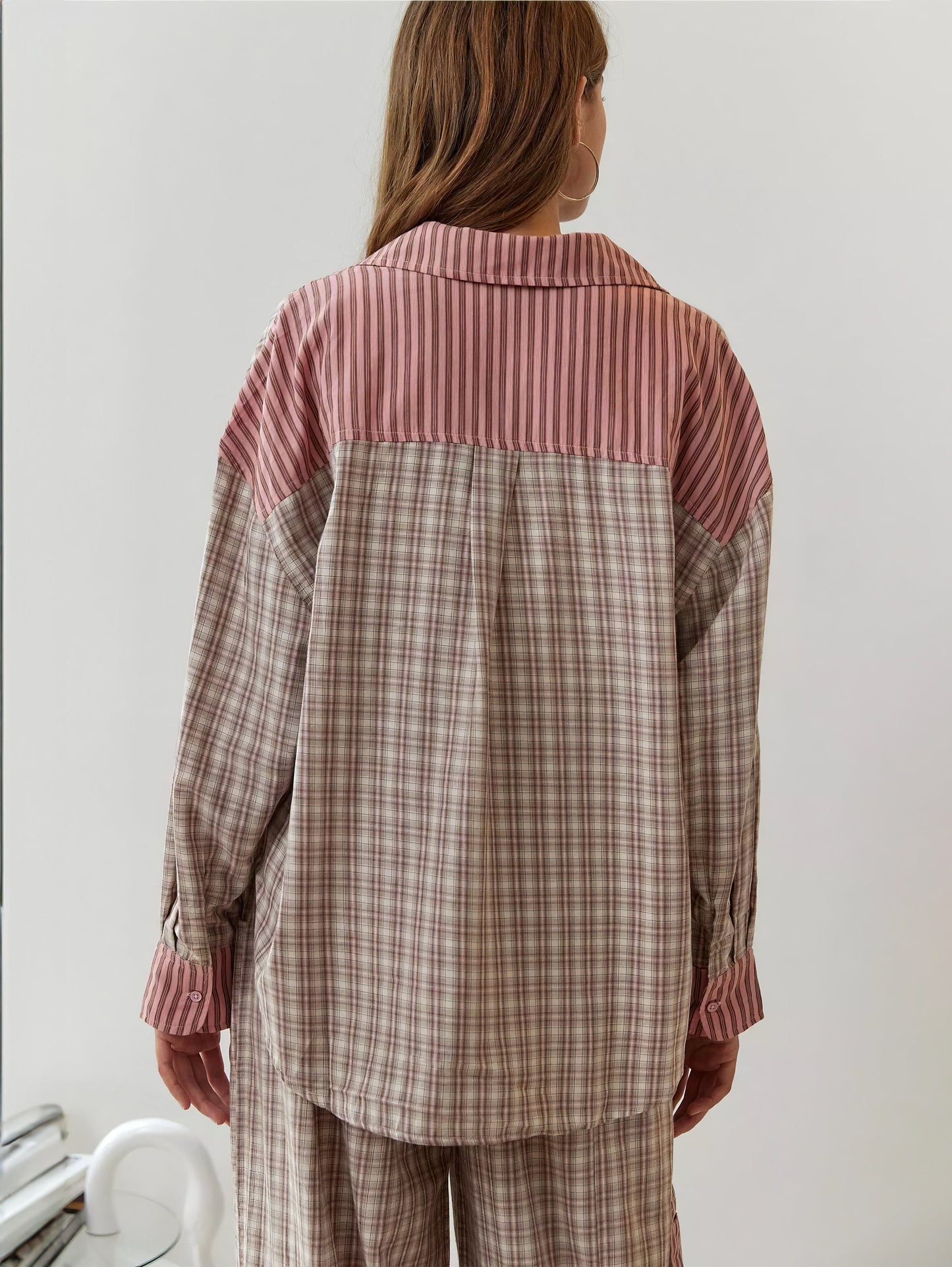 "Winterklaar dames pyjama set, vintage look, loszittend design, warme blauwe stof, comfortabel en stijlvol voor koude nachten