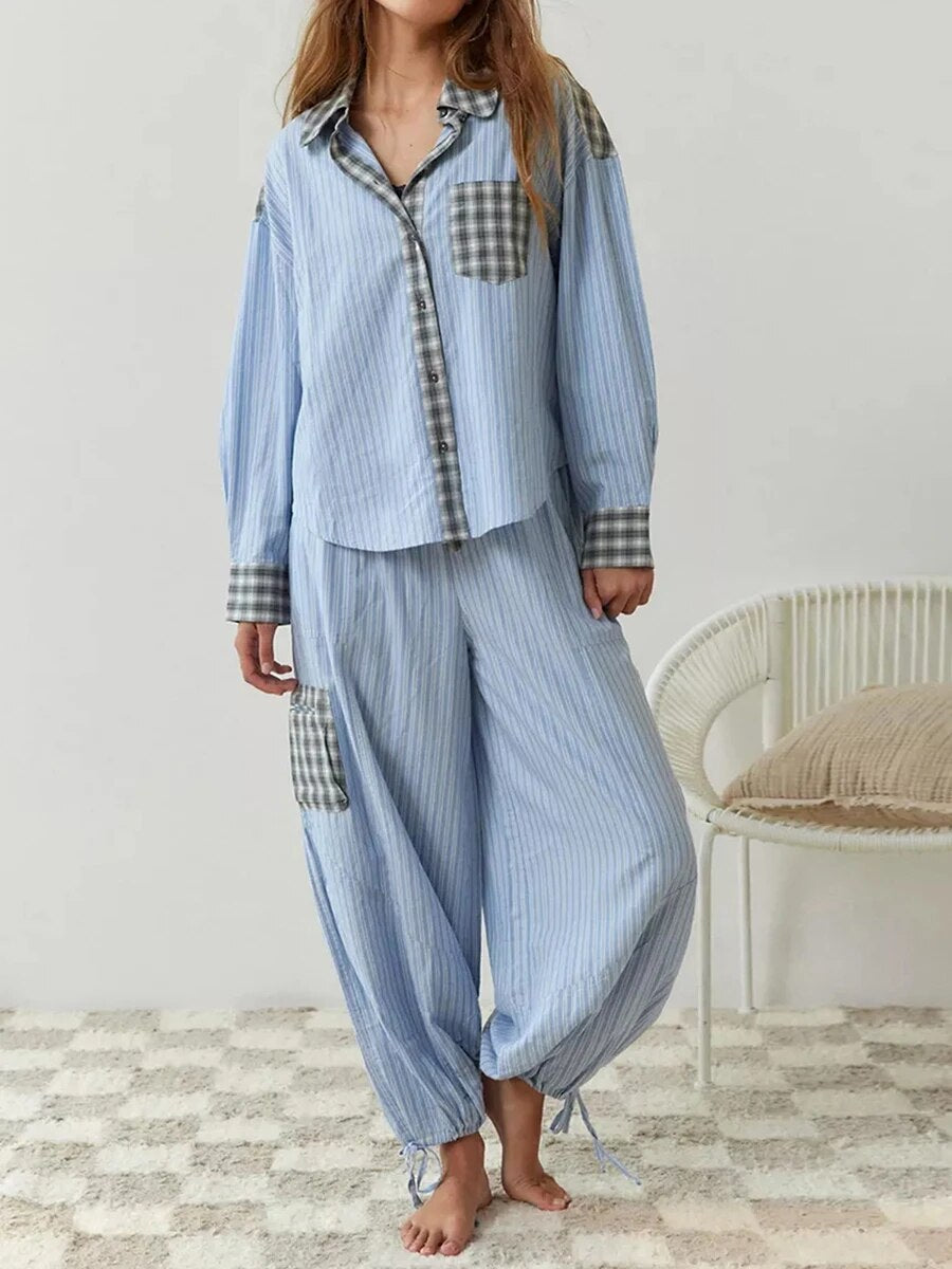 "Winterklaar dames pyjama set, vintage look, loszittend design, warme blauwe stof, comfortabel en stijlvol voor koude nachten