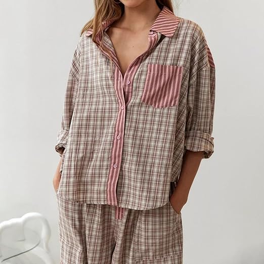 "Winterklaar dames pyjama set, vintage look, loszittend design, warme blauwe stof, comfortabel en stijlvol voor koude nachten