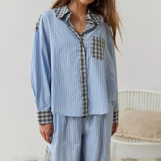 "Winterklaar dames pyjama set, vintage look, loszittend design, warme blauwe stof, comfortabel en stijlvol voor koude nachten