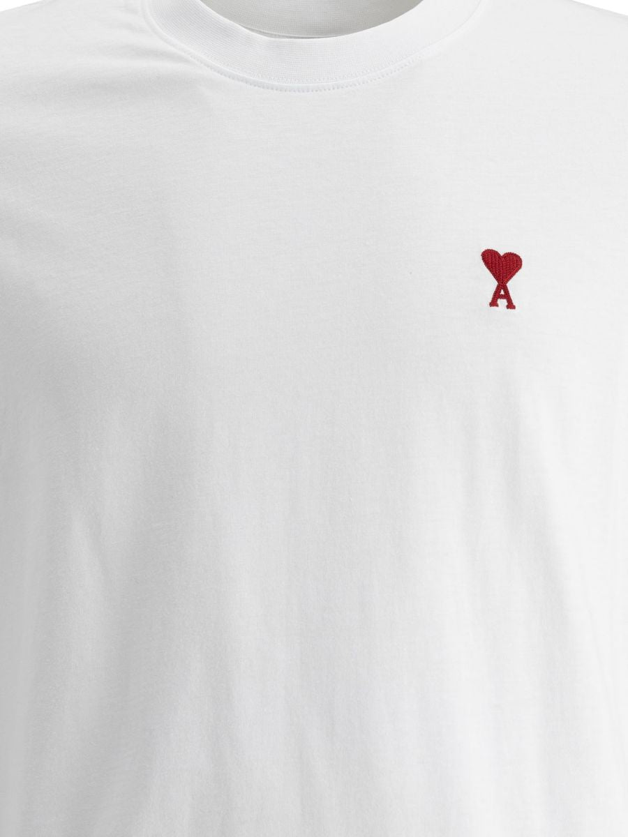Wit heren T-shirt van 100% katoen, klassieke pasvorm, korte mouwen en minimalistisch borduurwerk voor alle gelegenheden.