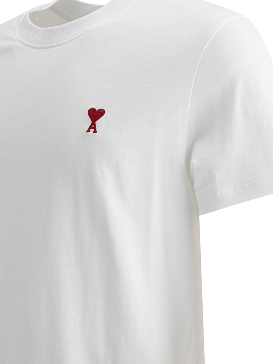 Wit heren T-shirt van 100% katoen, klassieke pasvorm, korte mouwen en minimalistisch borduurwerk voor alle gelegenheden.