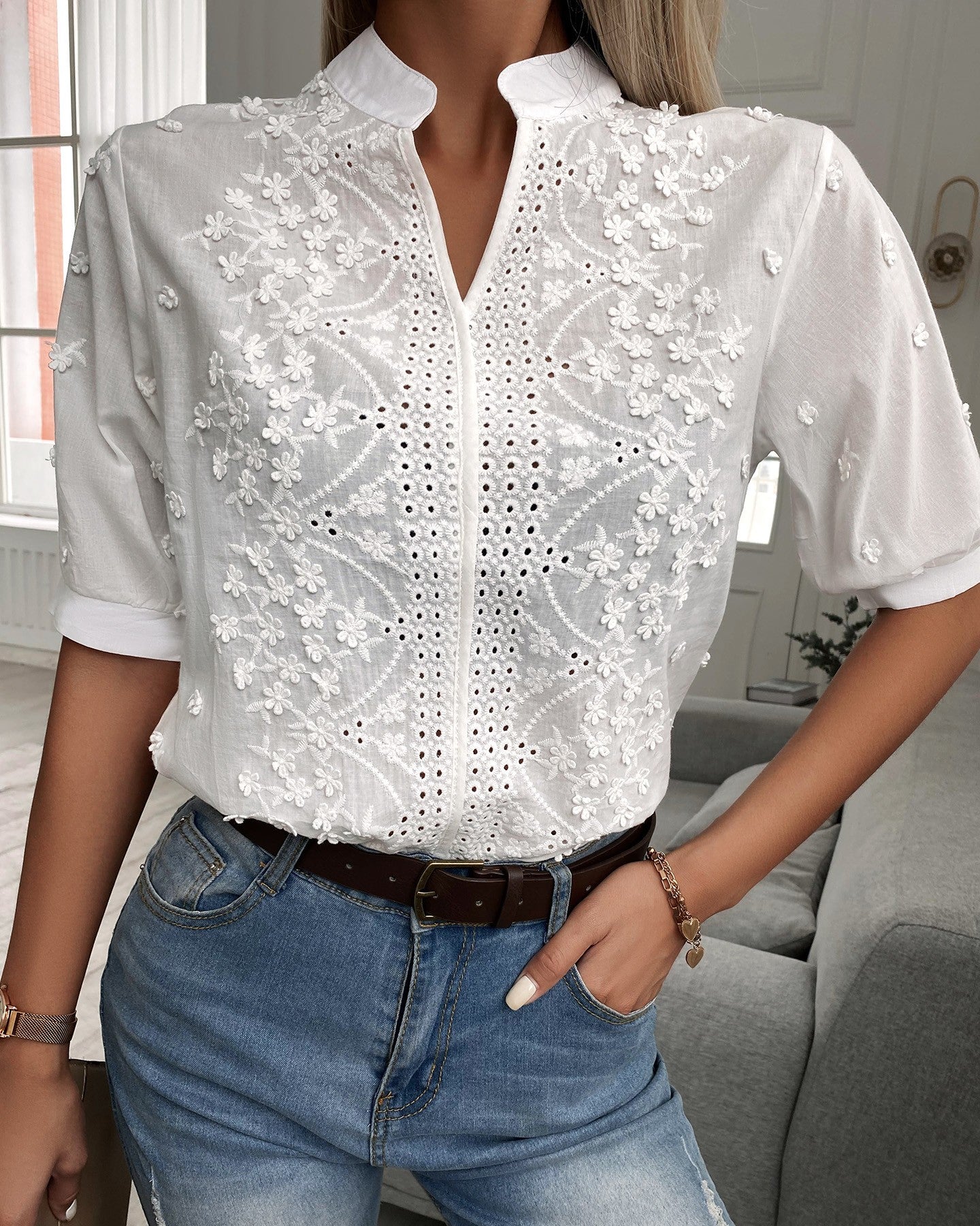 "Witte blouse met delicate kanten details en bloemenborduursels, elegante top voor dames, ideaal voor elk seizoen."