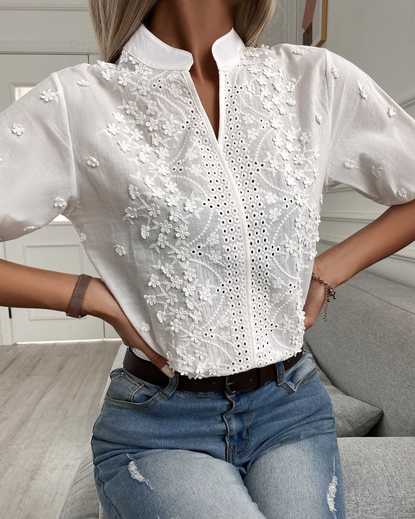 "Witte blouse met delicate kanten details en bloemenborduursels, elegante top voor dames, ideaal voor elk seizoen."