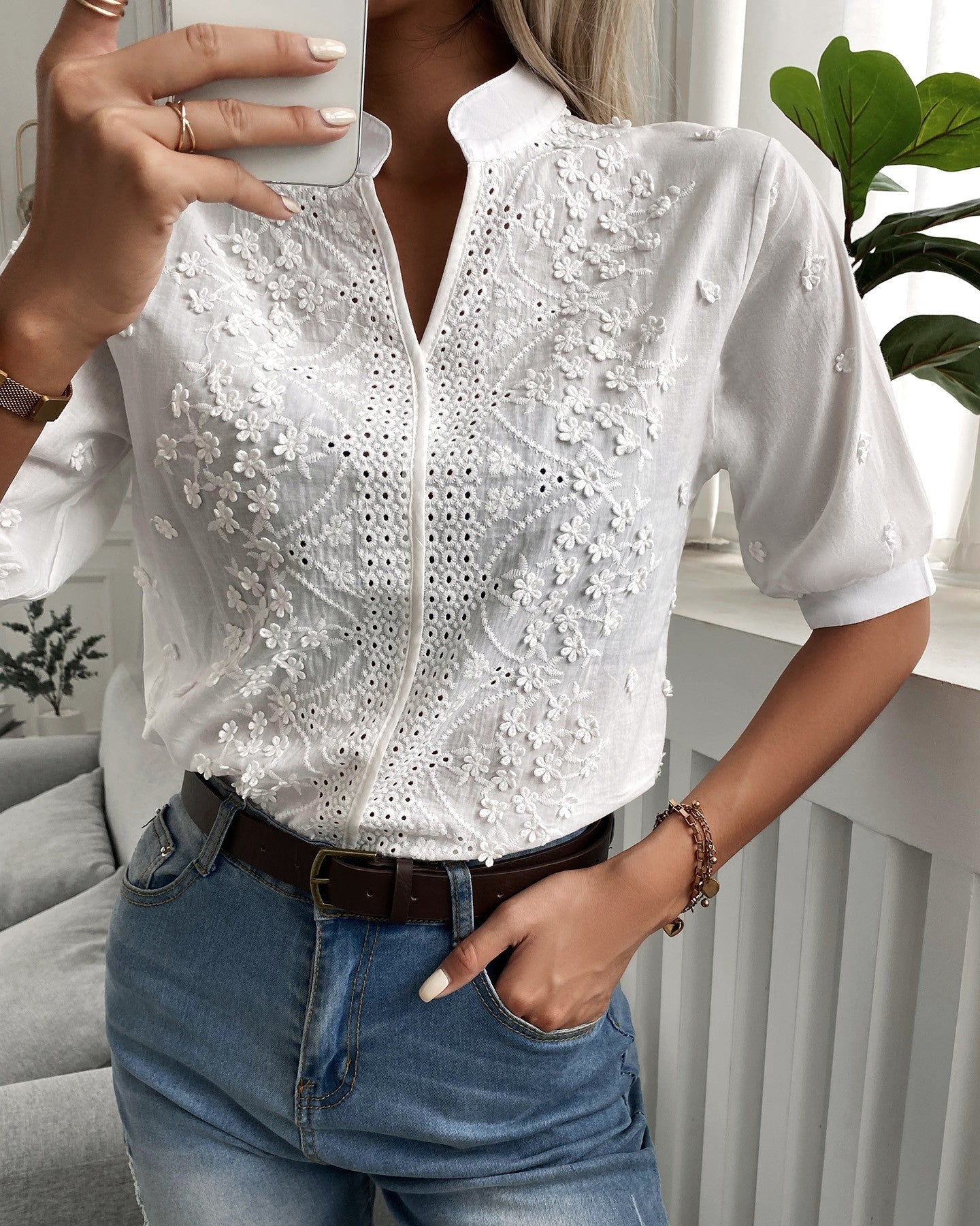 "Witte blouse met delicate kanten details en bloemenborduursels, elegante top voor dames, ideaal voor elk seizoen."