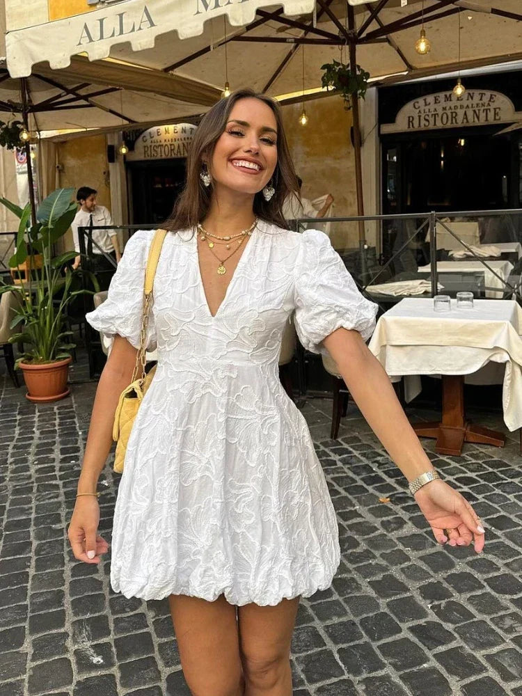 Witte korte jurk met geborduurde ruches, elegante snit en lichte stof, perfect voor zomerse gelegenheden, vrouwenmode.