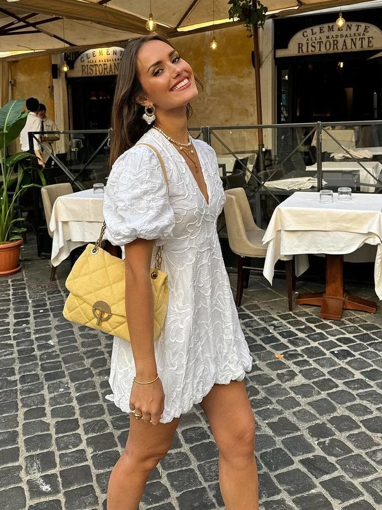 Witte korte jurk met geborduurde ruches, elegante snit en lichte stof, perfect voor zomerse gelegenheden, vrouwenmode.