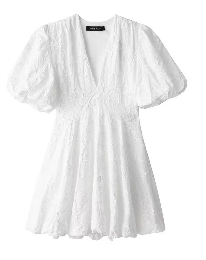 Witte korte jurk met geborduurde ruches, elegante snit en lichte stof, perfect voor zomerse gelegenheden, vrouwenmode.