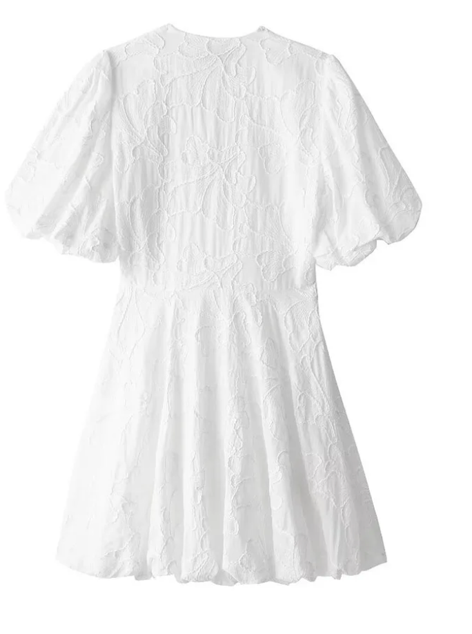 Witte korte jurk met geborduurde ruches, elegante snit en lichte stof, perfect voor zomerse gelegenheden, vrouwenmode.