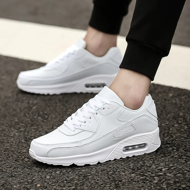 "Witte leren herensneakers met hoge zool, eigentijds design, luxueus wit leer, comfort en ondersteuning in elke stap."