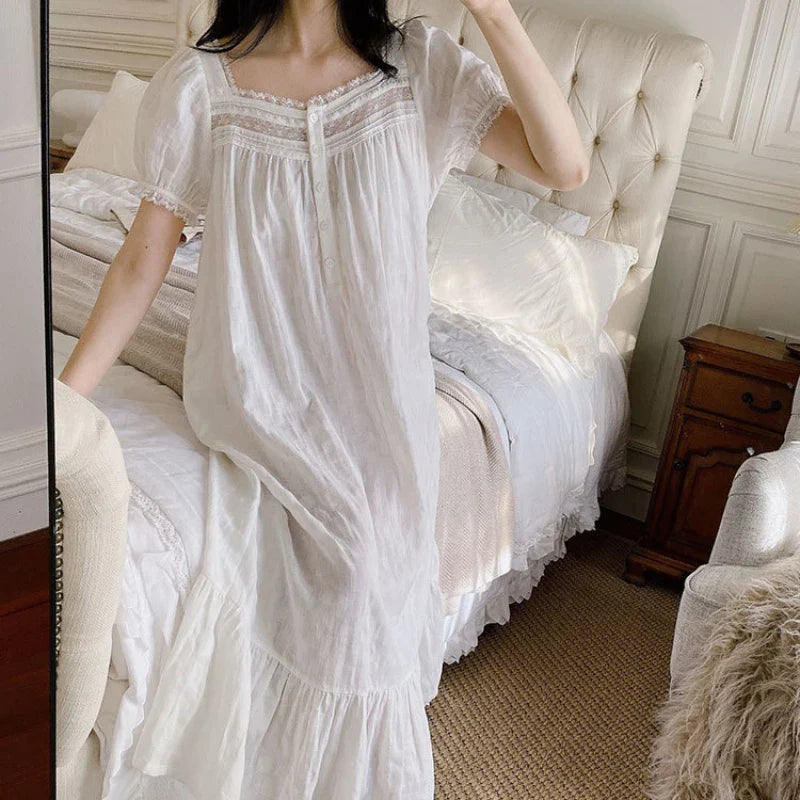"Witte Victoriaanse nachthemd jurk met korte mouwen, lange elegante stijl, katoenen stof, romantische vintage uitstraling."