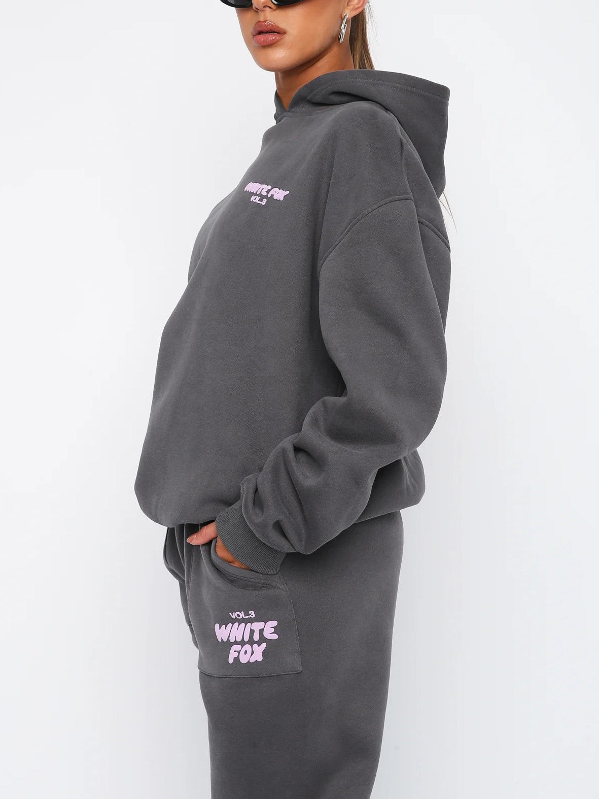 "Witte Vos trainingspak heren, loose fit, vooraanzicht met oversized silhouet en opvallend pofdruklogo."