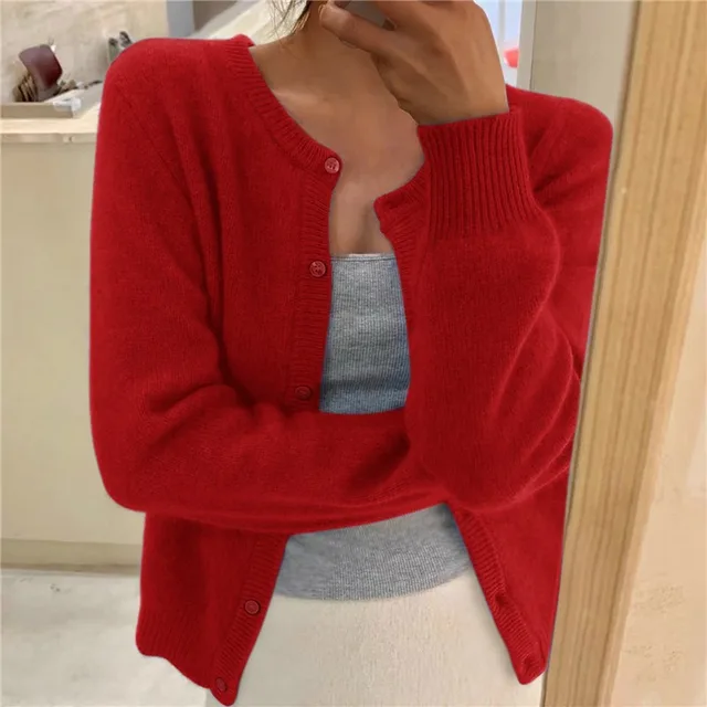 "Zachte gebreide cardigan met knoopsluiting, ronde hals en lichte pasvorm, verkrijgbaar in meerdere kleuren, elegant en warm.