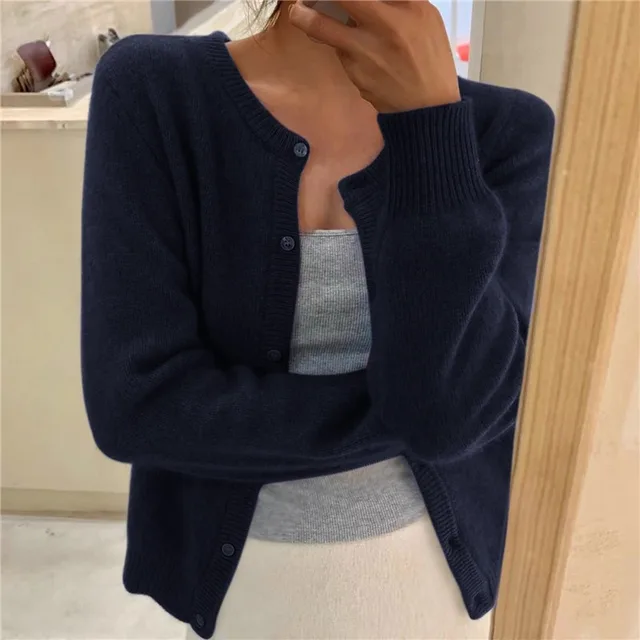 "Zachte gebreide cardigan met knoopsluiting, ronde hals en lichte pasvorm, verkrijgbaar in meerdere kleuren, elegant en warm.