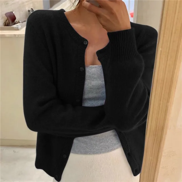 "Zachte gebreide cardigan met knoopsluiting, ronde hals en lichte pasvorm, verkrijgbaar in meerdere kleuren, elegant en warm.