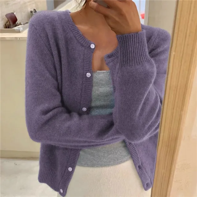 "Zachte gebreide cardigan met knoopsluiting, ronde hals en lichte pasvorm, verkrijgbaar in meerdere kleuren, elegant en warm.