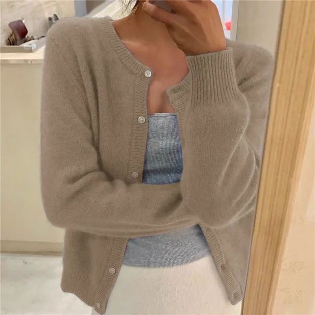 "Zachte gebreide cardigan met knoopsluiting, ronde hals en lichte pasvorm, verkrijgbaar in meerdere kleuren, elegant en warm.