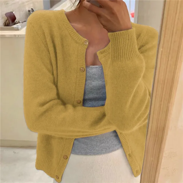 "Zachte gebreide cardigan met knoopsluiting, ronde hals en lichte pasvorm, verkrijgbaar in meerdere kleuren, elegant en warm.
