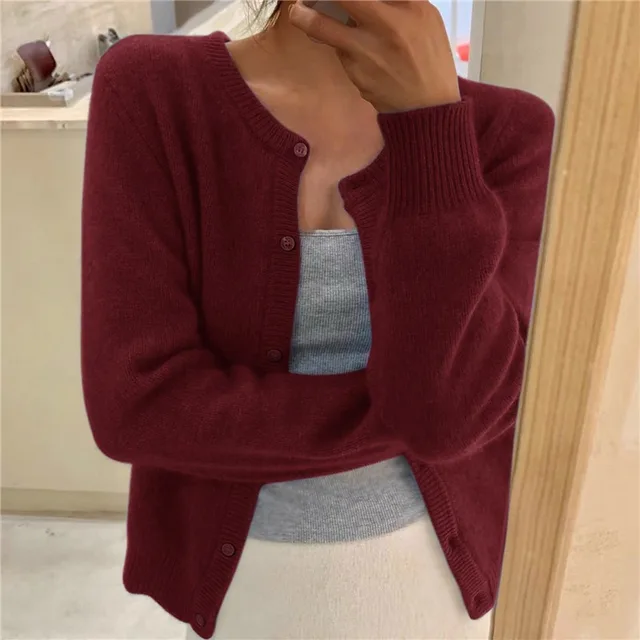 "Zachte gebreide cardigan met knoopsluiting, ronde hals en lichte pasvorm, verkrijgbaar in meerdere kleuren, elegant en warm.