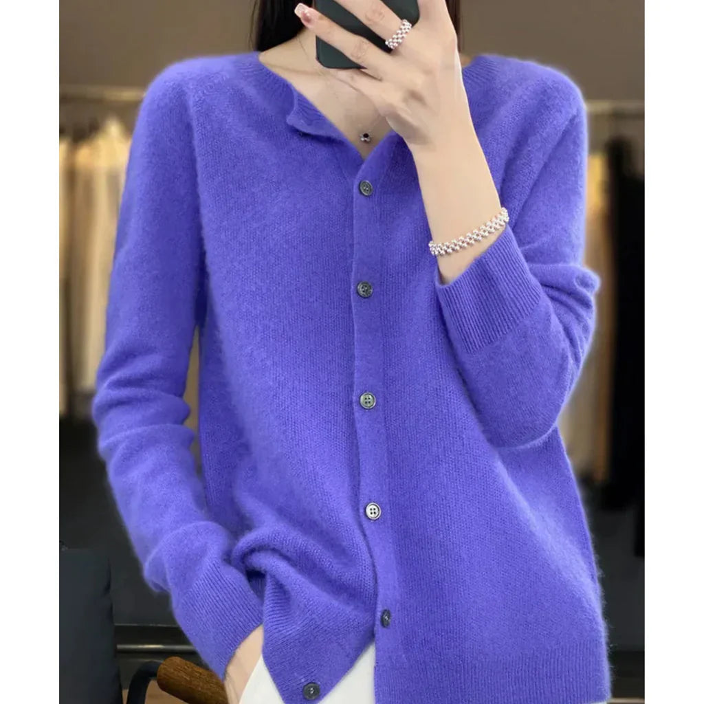 "Zachte merinowol cardigan dames met ronde hals, klassieke snit en veelzijdig voor casual of chique gelegenheden."