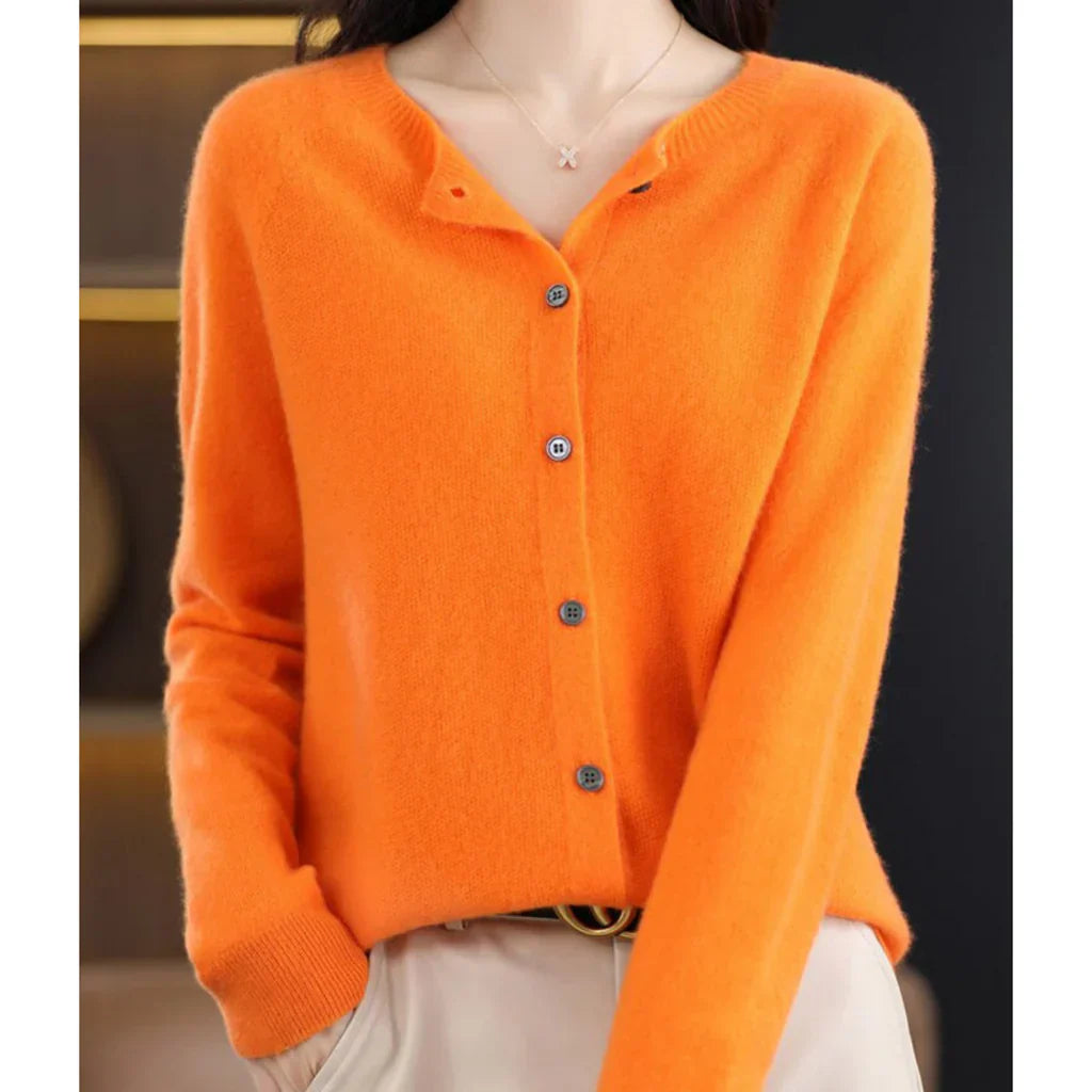 "Zachte merinowol cardigan dames met ronde hals, klassieke snit en veelzijdig voor casual of chique gelegenheden."