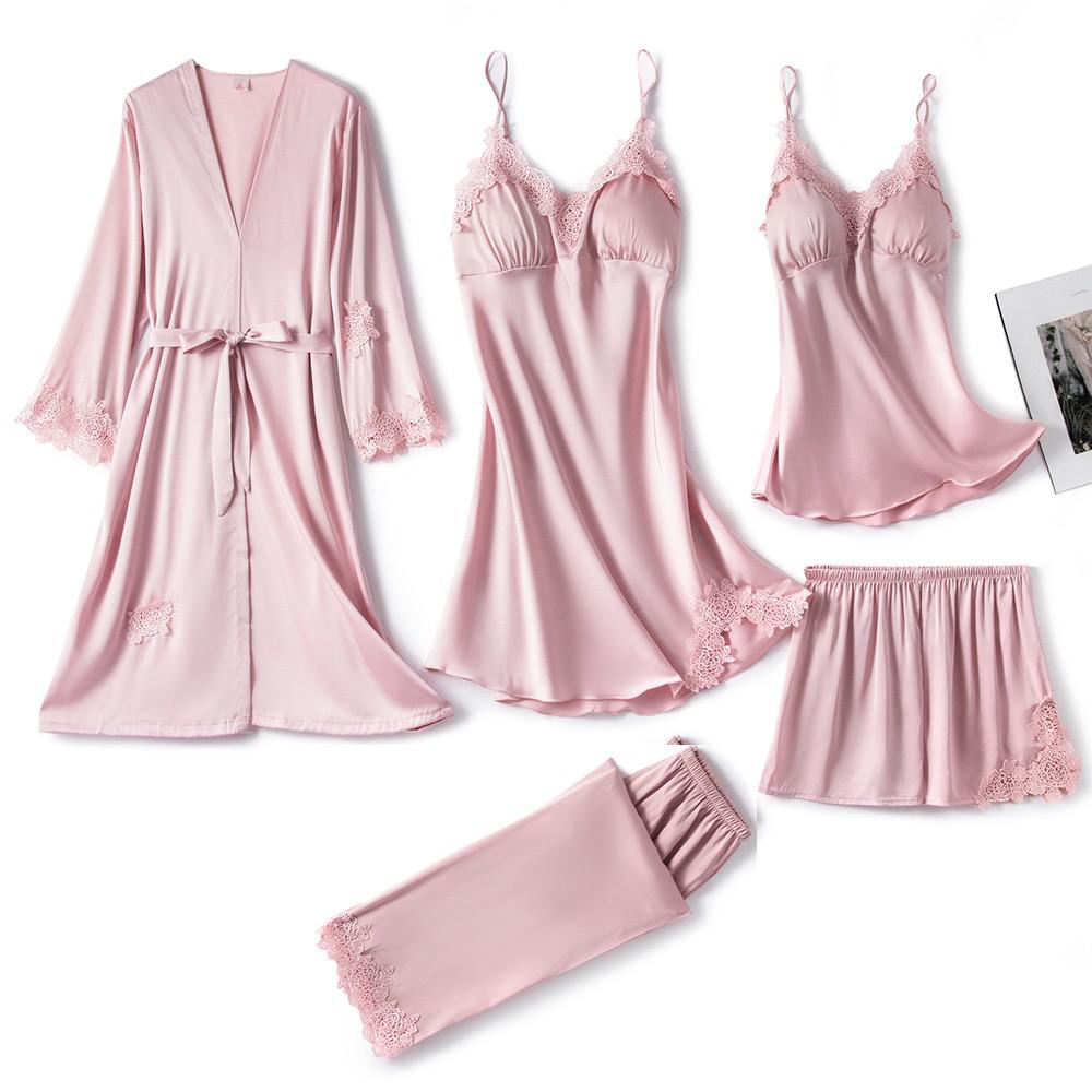 "Zijde pyjama set met V-hals, rugloos design en kantbloemen. Zijdezacht ademend satijn voor ultiem comfort en elegantie."