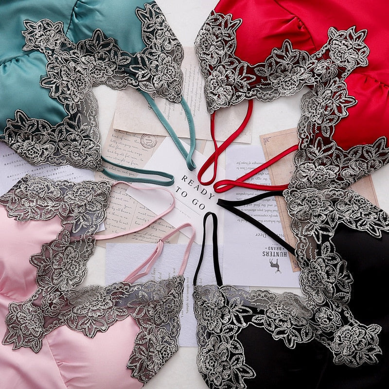 "Zijde pyjama set met V-hals, rugloos design en kantbloemen. Zijdezacht ademend satijn voor ultiem comfort en elegantie."