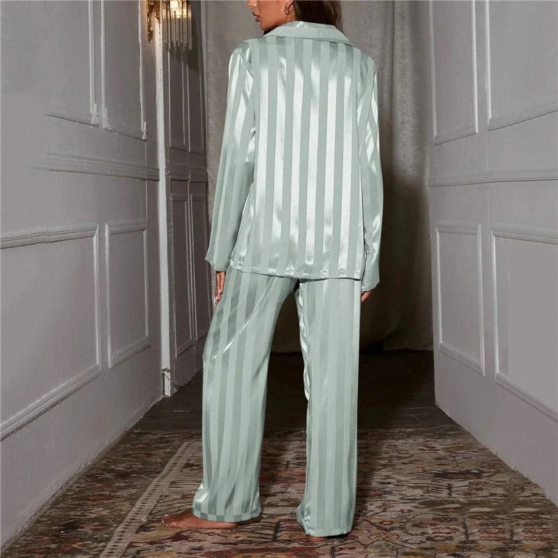 "Zijdezachte damespyjama luxe en comfortabel, elegante snit, matchende knopen, elastische tailleband, hoogwaardige stof."