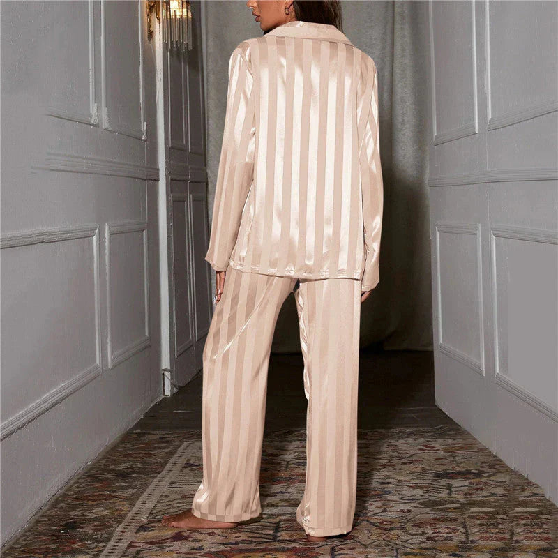"Zijdezachte damespyjama luxe en comfortabel, elegante snit, matchende knopen, elastische tailleband, hoogwaardige stof."