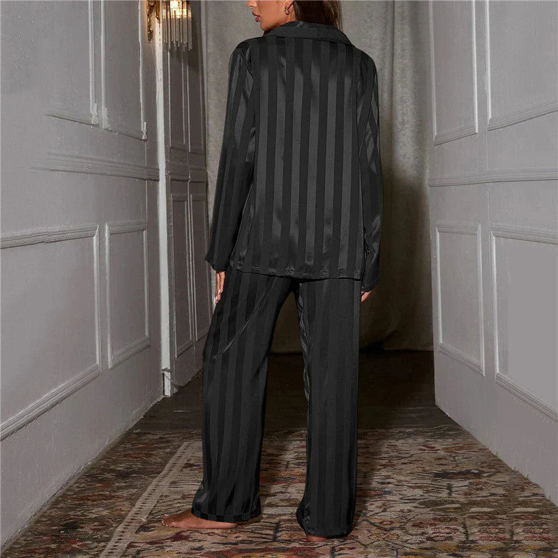 "Zijdezachte damespyjama luxe en comfortabel, elegante snit, matchende knopen, elastische tailleband, hoogwaardige stof."