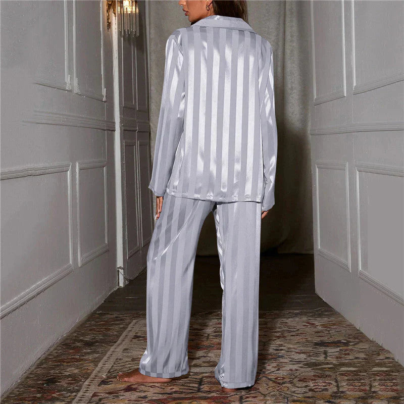 "Zijdezachte damespyjama luxe en comfortabel, elegante snit, matchende knopen, elastische tailleband, hoogwaardige stof."