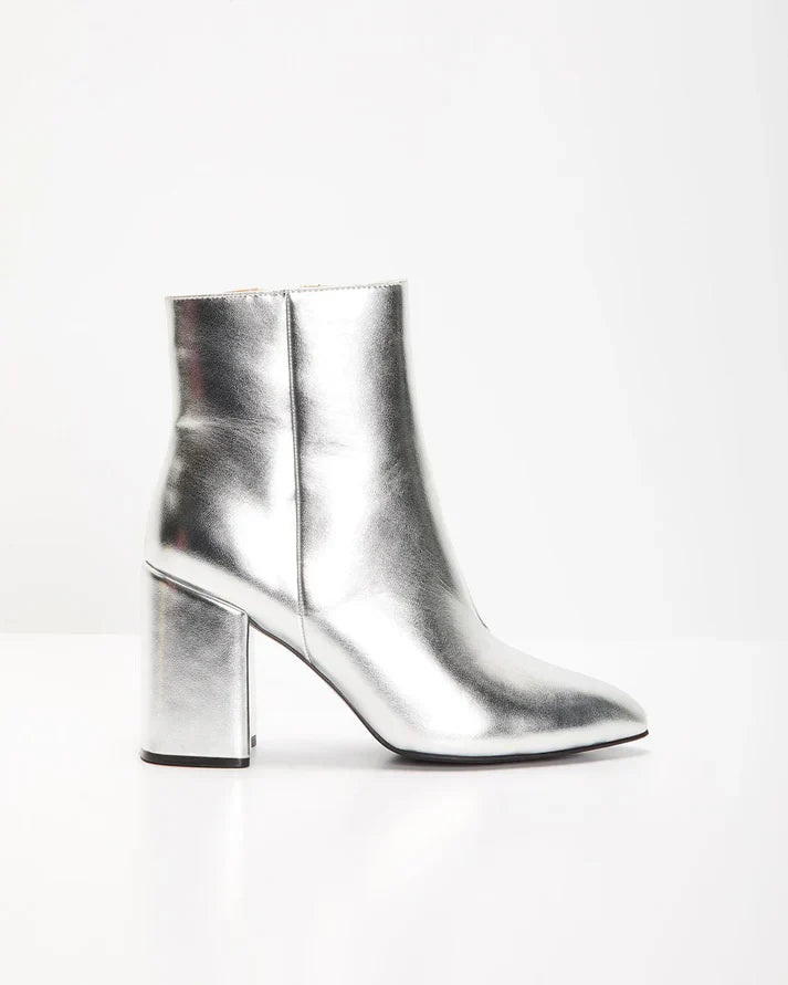 Zilveren metallic enkellaars met glamour blokhak, puntige neus en ritssluiting. Verhoog je stijl met deze elegante laarsjes.