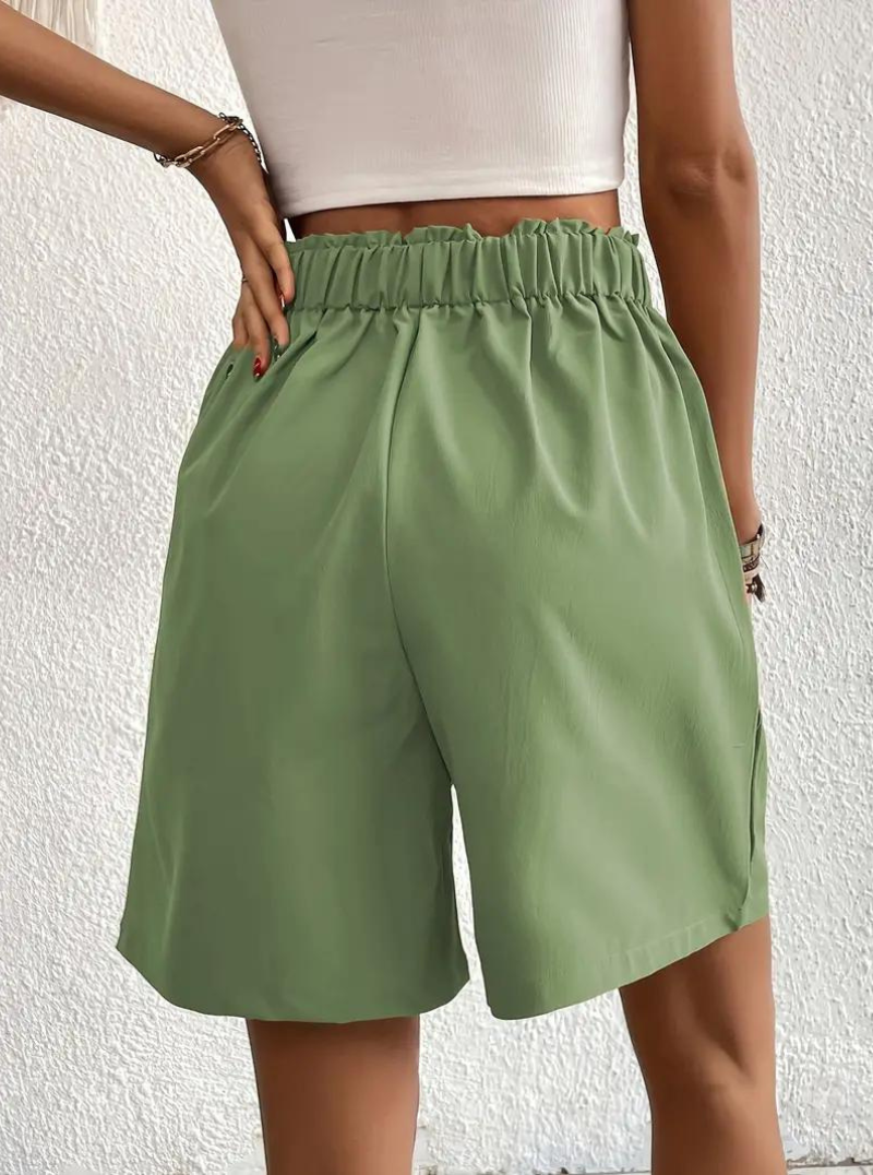 "Zomershort met plooien, hoge taille, zakken en luchtige pasvorm, ideaal voor elegante, comfortabele zomerse look."