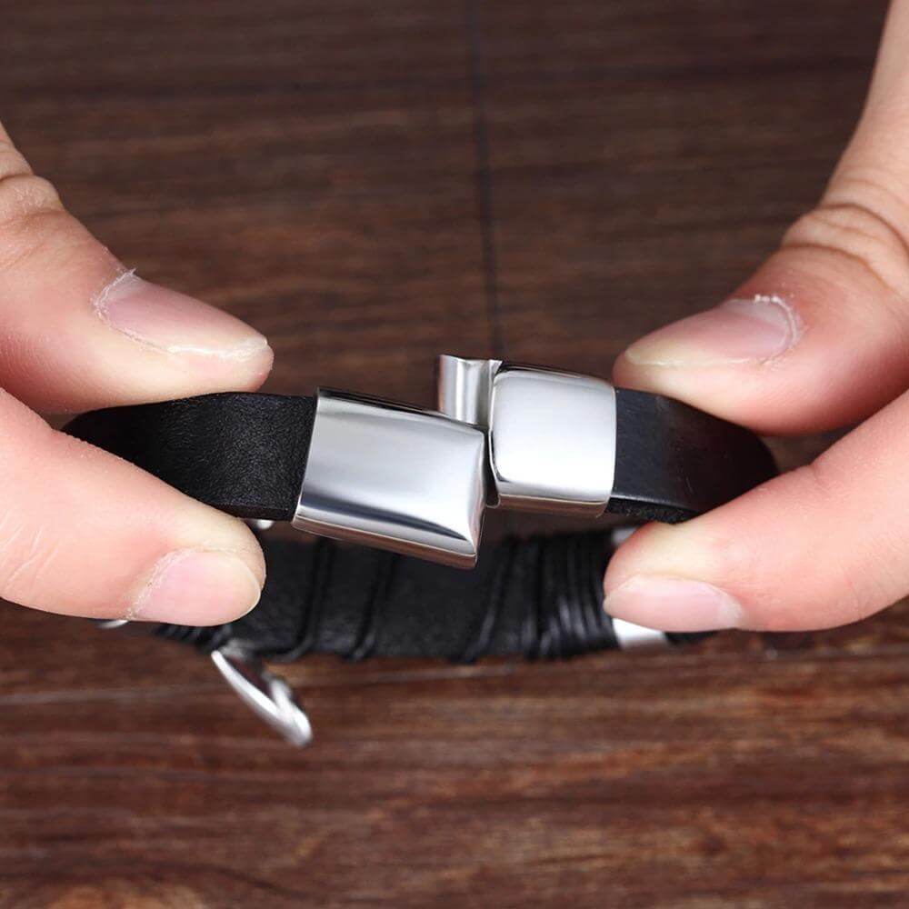 "Zwart-gouden lederen herenarmband, tijdloos ontwerp, dubbele banden, mannen accessoire, elegant en stijlvol."