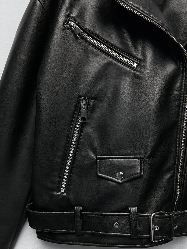 "Zwart leren bikerjack voor dames, elegante uitstraling met riemdetail, perfect voor lente en herfst"