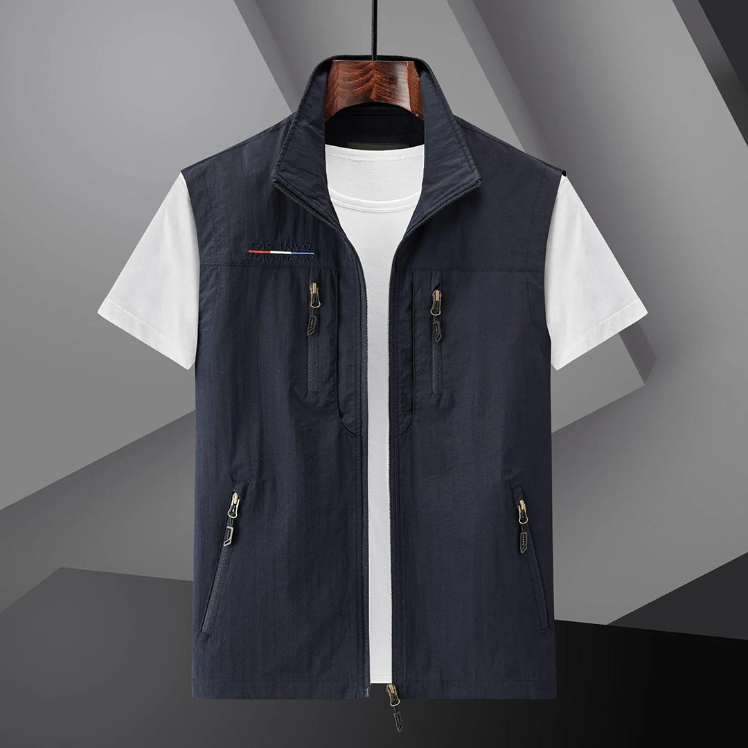 "Zwart multi-pocket sneldrogend outdoor vest voor mannen, ademend met verstelbare pasvorm, geschikt voor avonturen."