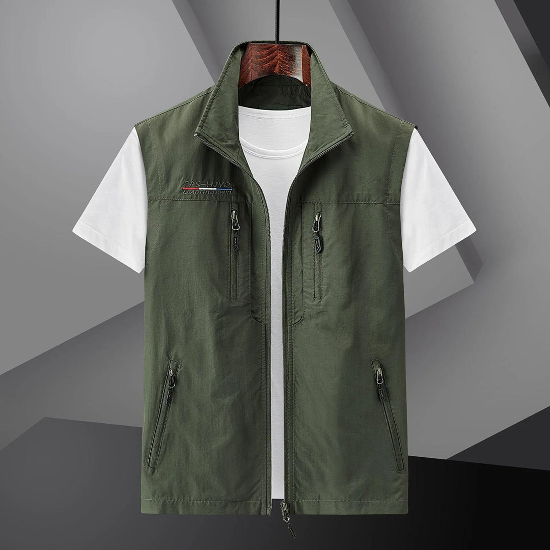 "Zwart multi-pocket sneldrogend outdoor vest voor mannen, ademend met verstelbare pasvorm, geschikt voor avonturen."
