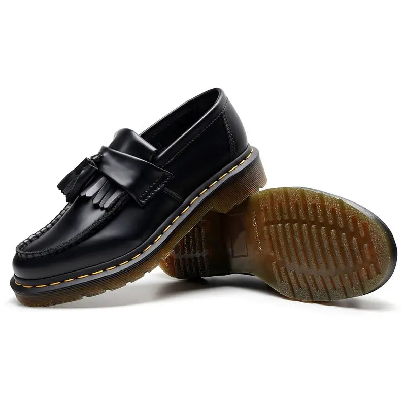 Zwarte chunky leren loafers met dikke zool en decoratieve kwastjes, ideaal voor edgy stijl en comfort voor heren.