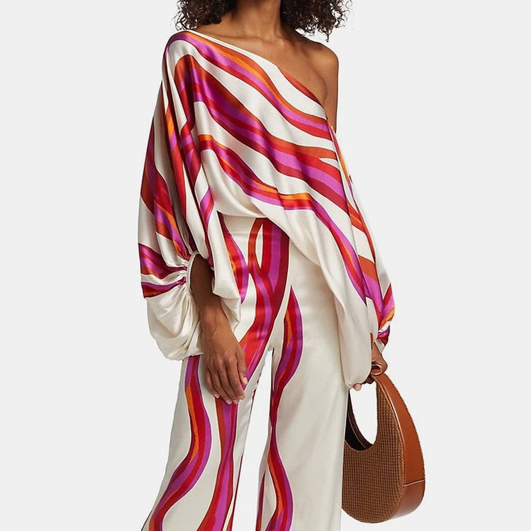Zwarte elegante satijnen dames set, luxe uitstraling. Tweedelige set voor een verfijnd en stijlvol silhouette.