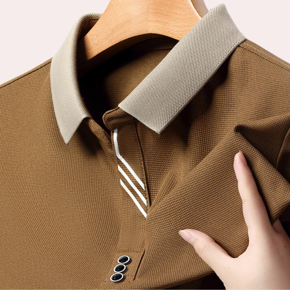 "Zwarte herenpolo met korte mouwen, elegante pasvorm, klassieke polohals, veelzijdig voor zomer casual wear."