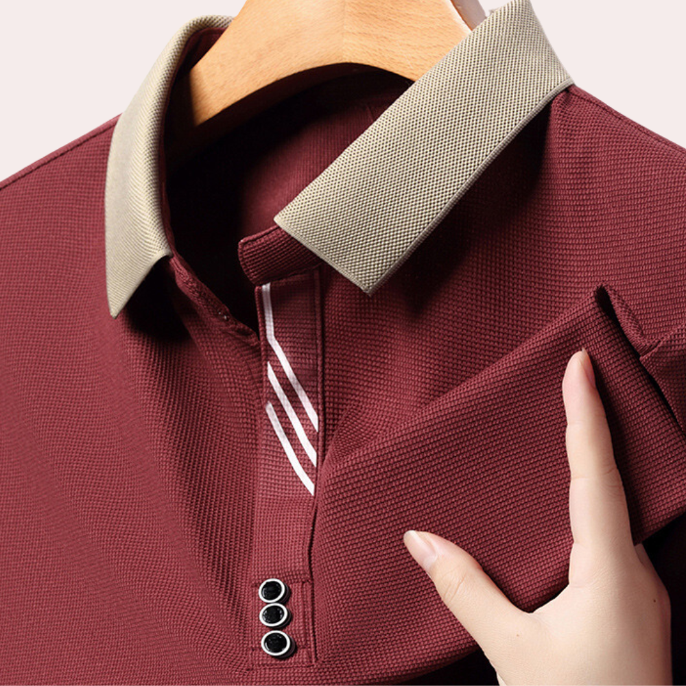 "Zwarte herenpolo met korte mouwen, elegante pasvorm, klassieke polohals, veelzijdig voor zomer casual wear."