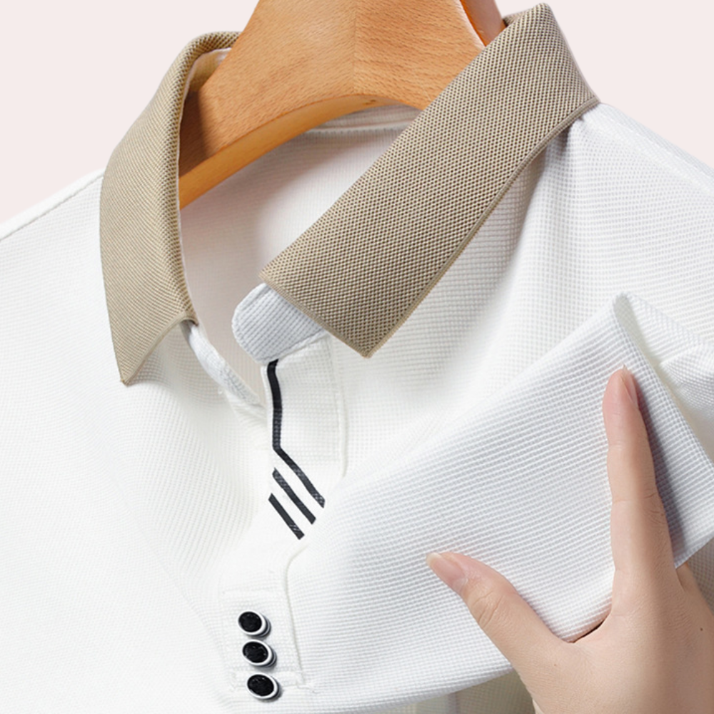 "Zwarte herenpolo met korte mouwen, elegante pasvorm, klassieke polohals, veelzijdig voor zomer casual wear."