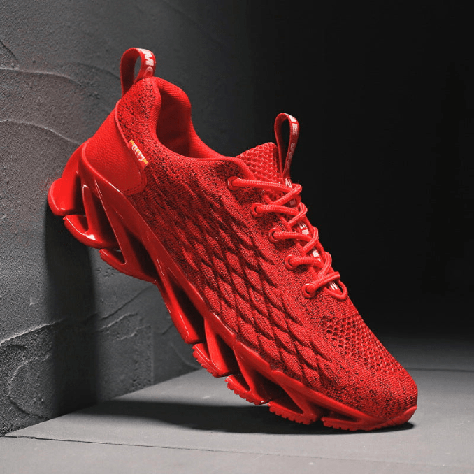"Zwarte herenschoenen, ademende mesh, verende zolen. Ideaal voor joggen, biedt comfort en ondersteuning tijdens sport."