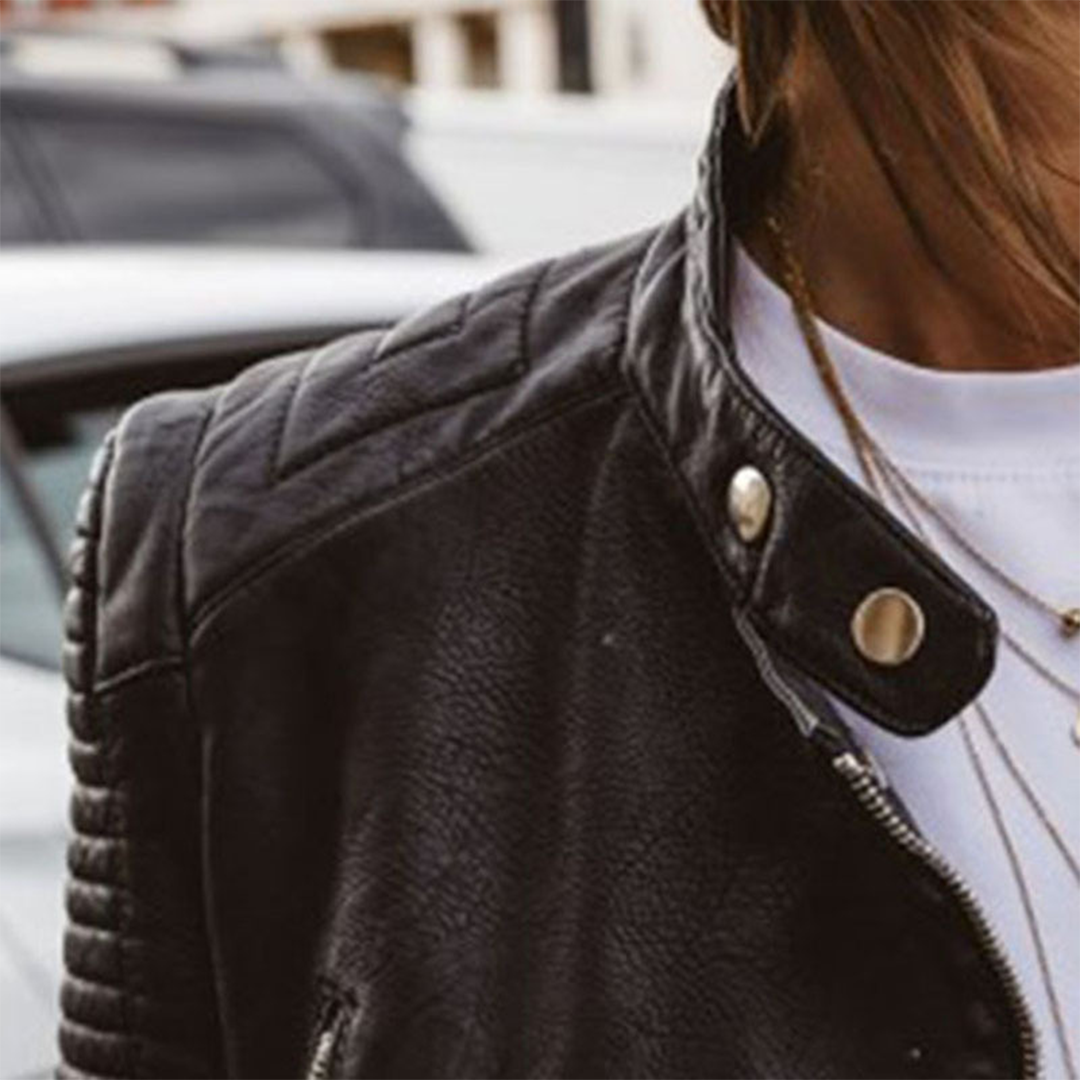 "Zwarte leren bikerjack voor dames met tijdloos ontwerp en ritssluitingen, perfect voor een stoere en stijlvolle look."