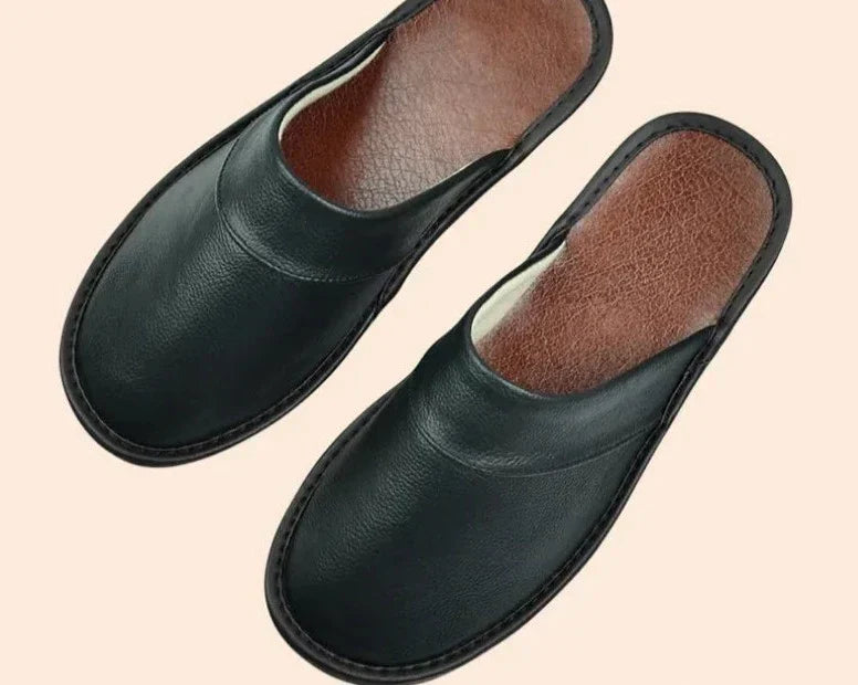 Zwarte leren heren pantoffels, stijlvol en comfortabel, perfect voor winterse avonden, gemaakt van hoogwaardig leer.