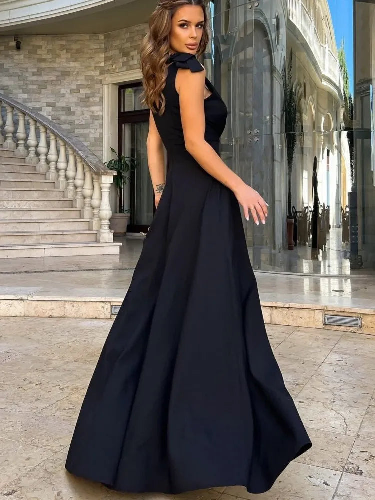 "Zwarte maxi jurk met diepe V-hals en zijsplit, elegant en verleidelijke kleding voor chique gelegenheden."